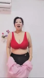 简介有群，55岁超大G奶熟女阿姨红色胸罩保不住的巨乳抱着大奶自慰，爆